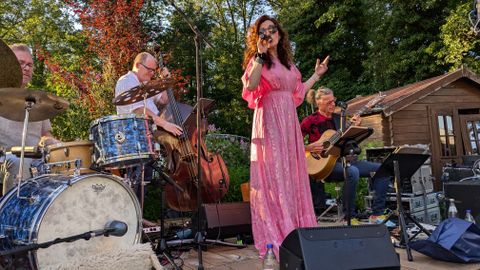 Rund 300 Gäste sind begeistert von dem stimmungsvollen Konzert mit Ira Diehr (Gesang), Matthias Hautsch (Gitarre), Martin Simon (Bass) und Marcel Millot (Schlagzeug). 