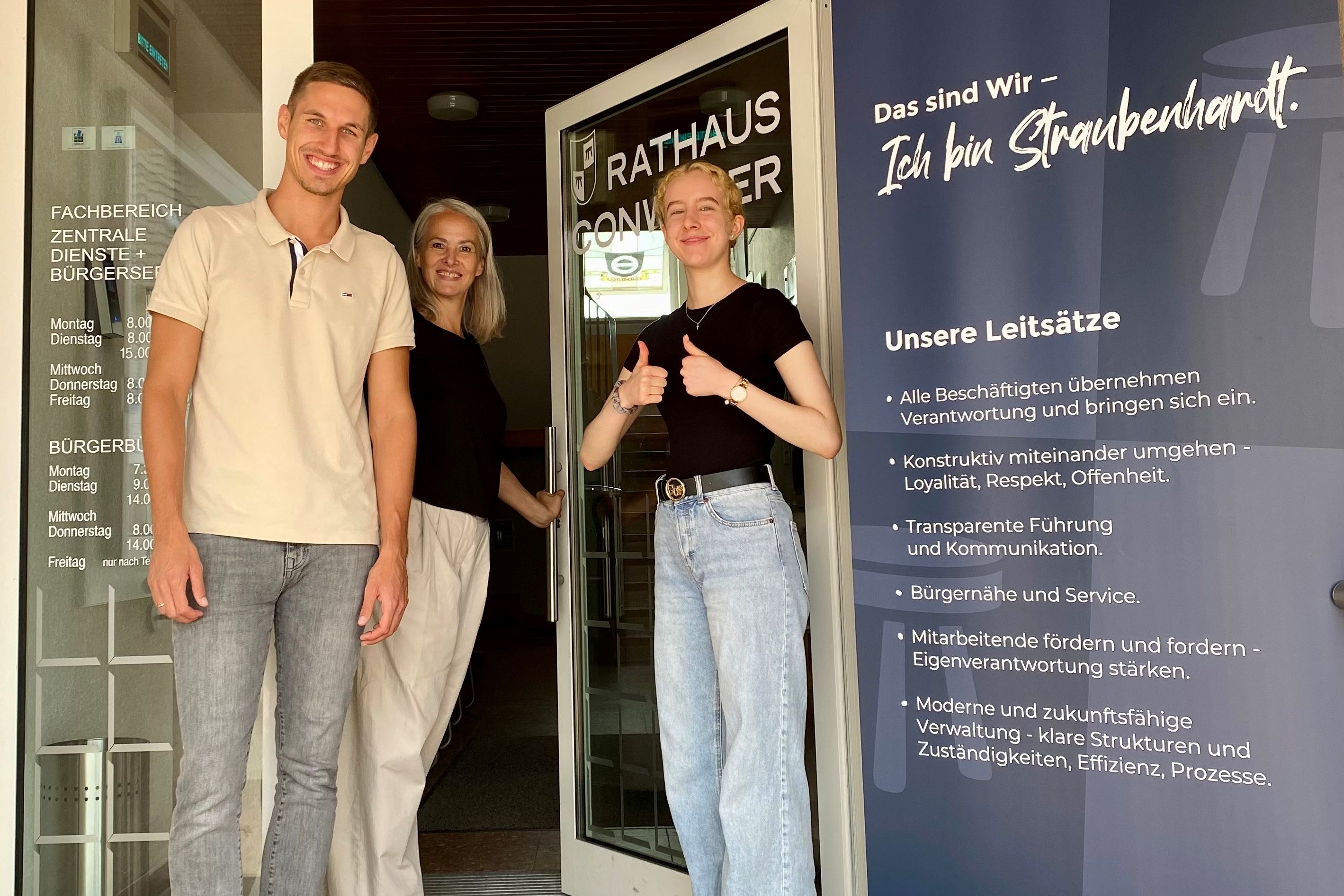 Rouven Rudisile (stellvertretender Fachbereichsleiter), Joy Mariella Nikolaus und Helena Wegmann (Personalabteilung, mitte)
