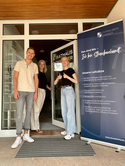 Rouven Rudisile (stellvertretender Fachbereichsleiter), Joy Mariella Nikolaus und Helena Wegmann (Personalabteilung, mitte)