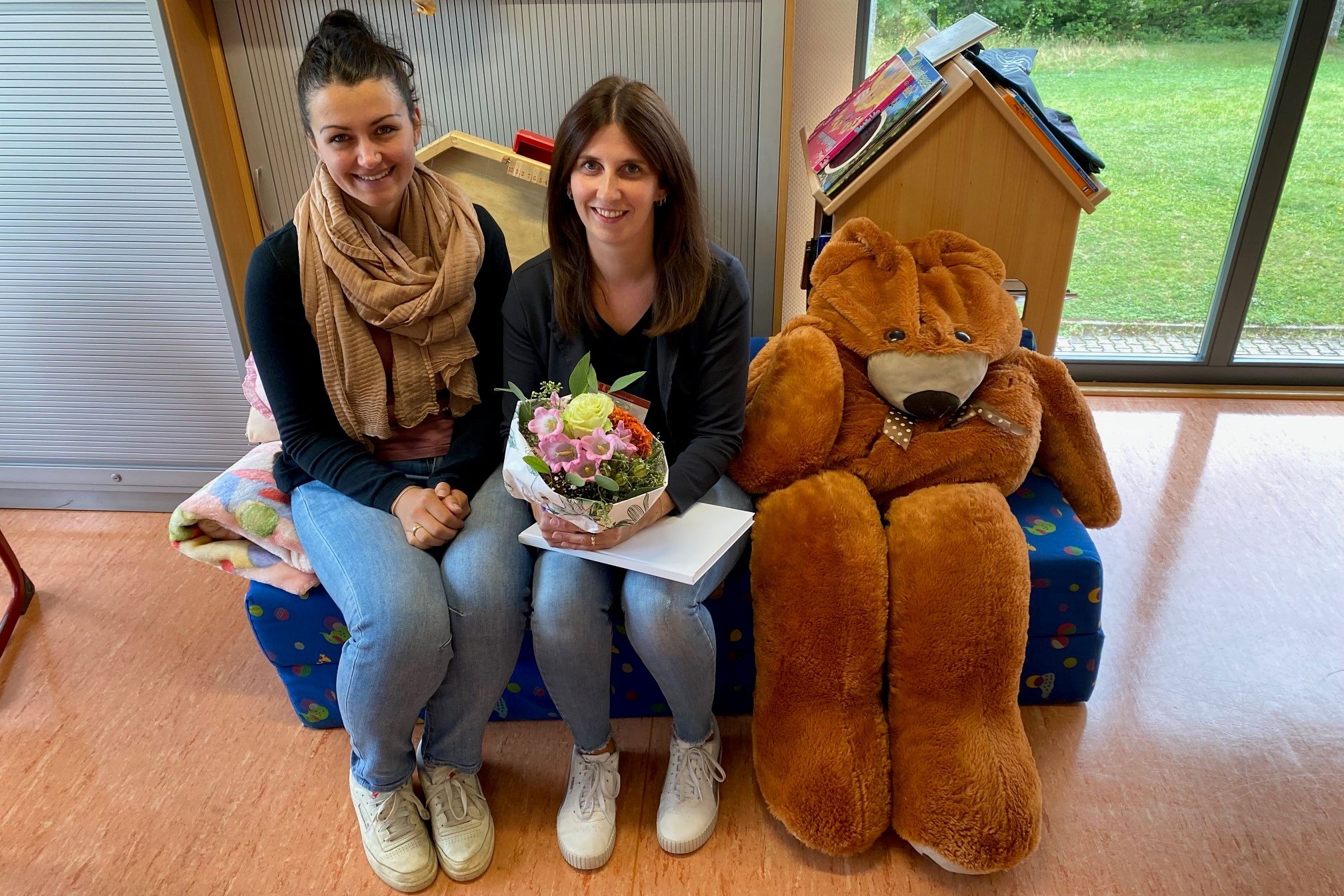 Jennifer Laupp (Abteilung Bildung, Familie und Kultur, links) mit Sarah Krebiehl in der Kernzeit Conweiler.