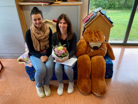Jennifer Laupp (Abteilung Bildung, Familie und Kultur, links) mit Sarah Krebiehl in der Kernzeit Conweiler.