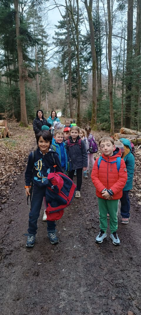 Über Feld, Wiese und durch den Wald bis zum Spielplatz auf den Buchberg in Neuenbürg.