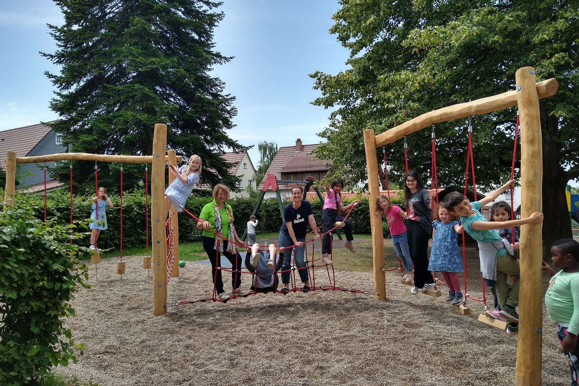 Gemeinsam mit den Kindern begutachten Barbara Drollinger (Abteilung Bildung, Familie und Kultur), Kerstin Föll (Leiterin der Kita Kunterbunt) und Saskia Toth (Stellvertretende Leitung) das neue Spielgerät (von links). 