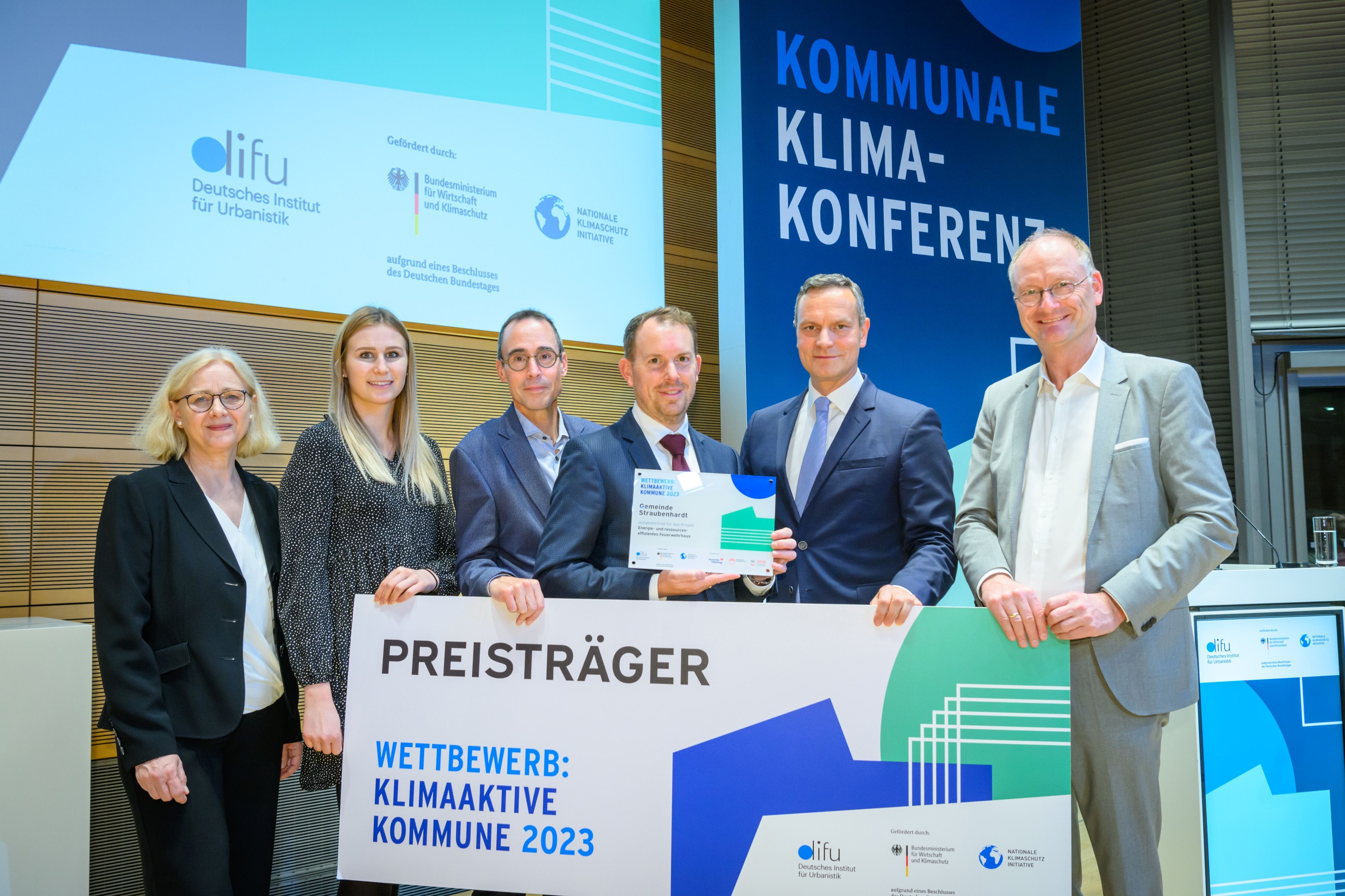 Preisverleihung in Berlin: Das Straubenhardter Feuerwehrhaus setzt sich in der Kategorie "Ressourcen- und Energieeffizienz" gegen 18 weitere Bewerber durch.