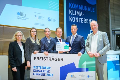 Preisverleihung in Berlin: Das Straubenhardter Feuerwehrhaus setzt sich in der Kategorie "Ressourcen- und Energieeffizienz" gegen 18 weitere Bewerber durch.