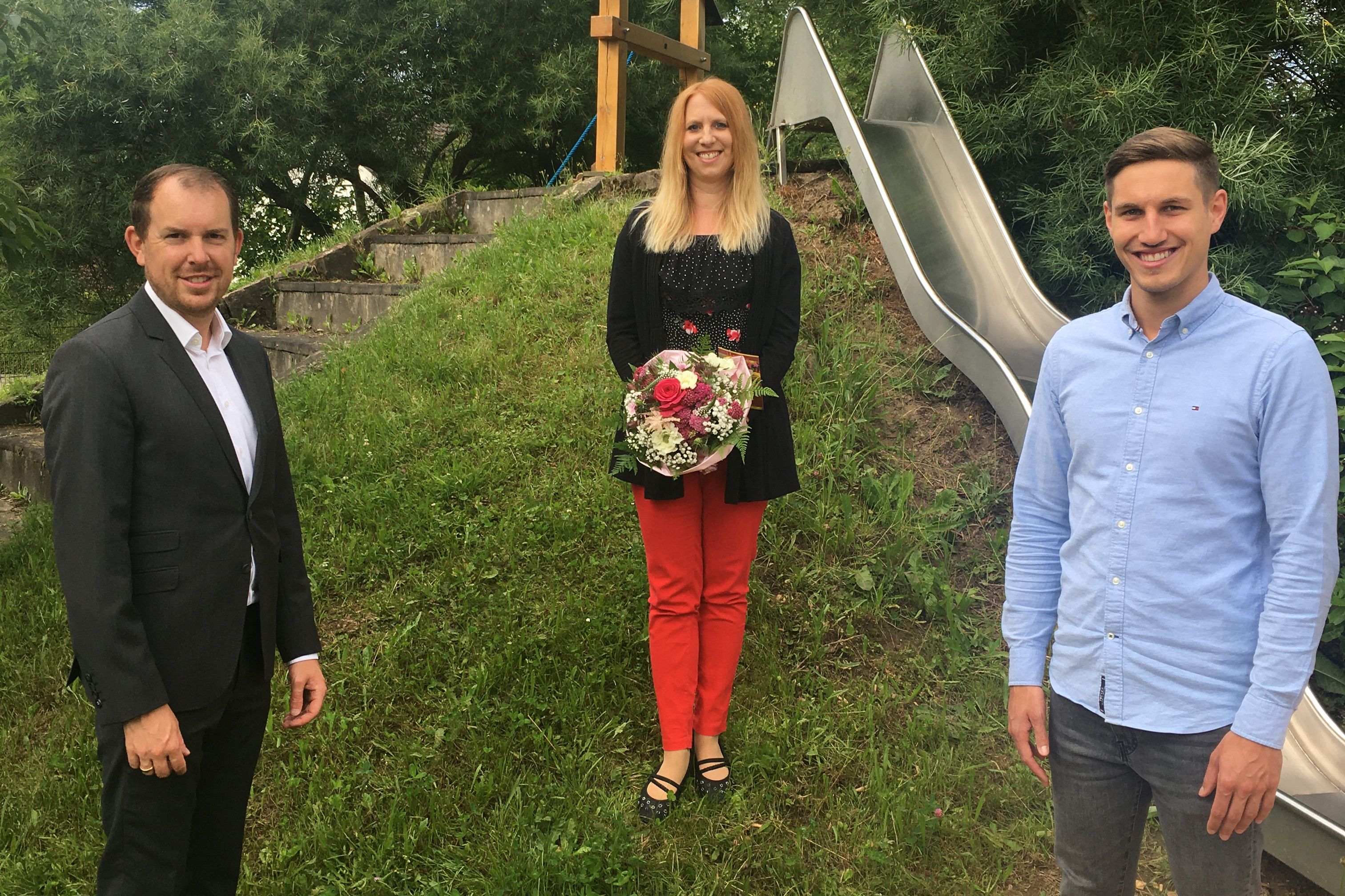 Die neue Leiterin der Kita Langenalb, Nicole Brand, wird von Bürgermeister Helge Viehweg (links) und  Abteilungsleiter Kinder, Jugend & Familie, Rouven Rudisile, begrüßt. Foto: Gemeinde