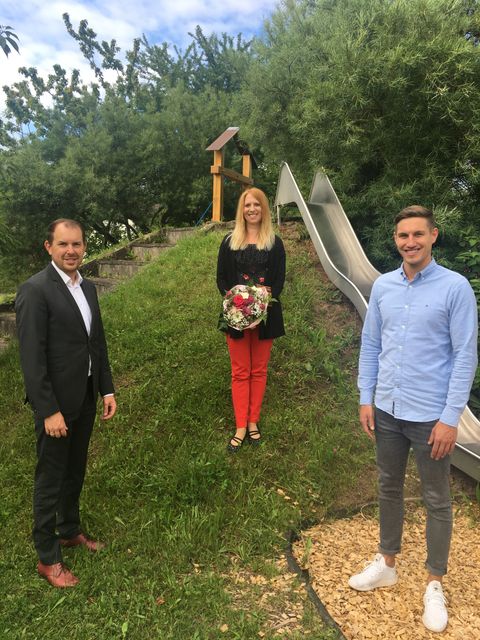 Die neue Leiterin der Kita Langenalb, Nicole Brand, wird von Bürgermeister Helge Viehweg (links) und  Abteilungsleiter Kinder, Jugend & Familie, Rouven Rudisile, begrüßt. Foto: Gemeinde