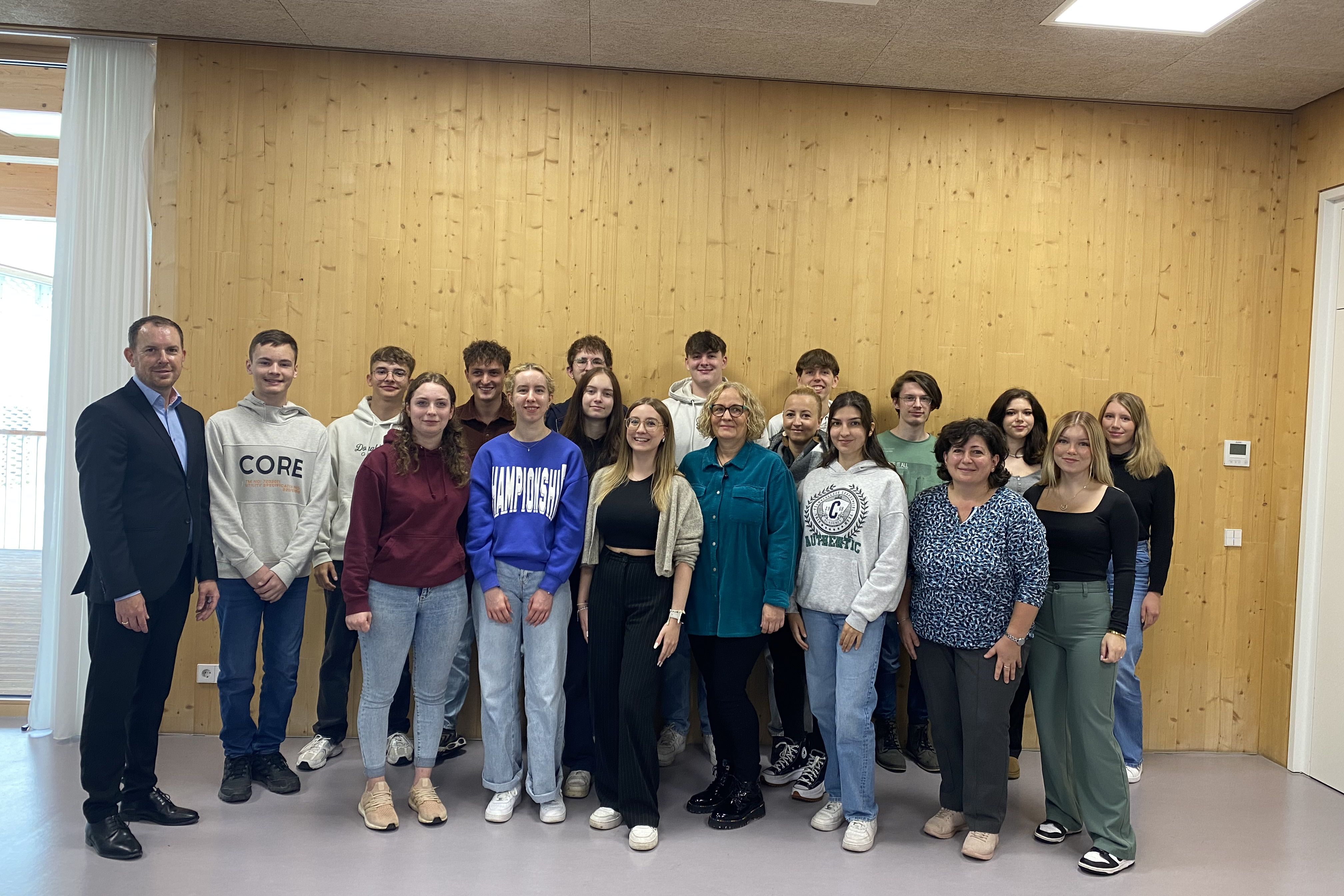 Bürgermeister Helge Viehweg mit allen Auszubildenden, FSJler sowie Dual-Studenten im Kita- und Verwaltungsbereich.