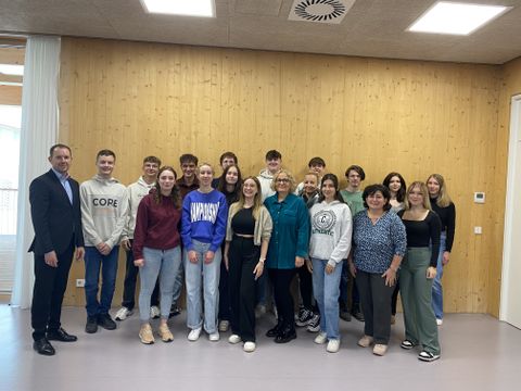 Bürgermeister Helge Viehweg mit allen Auszubildenden, FSJler sowie Dual-Studenten im Kita- und Verwaltungsbereich.