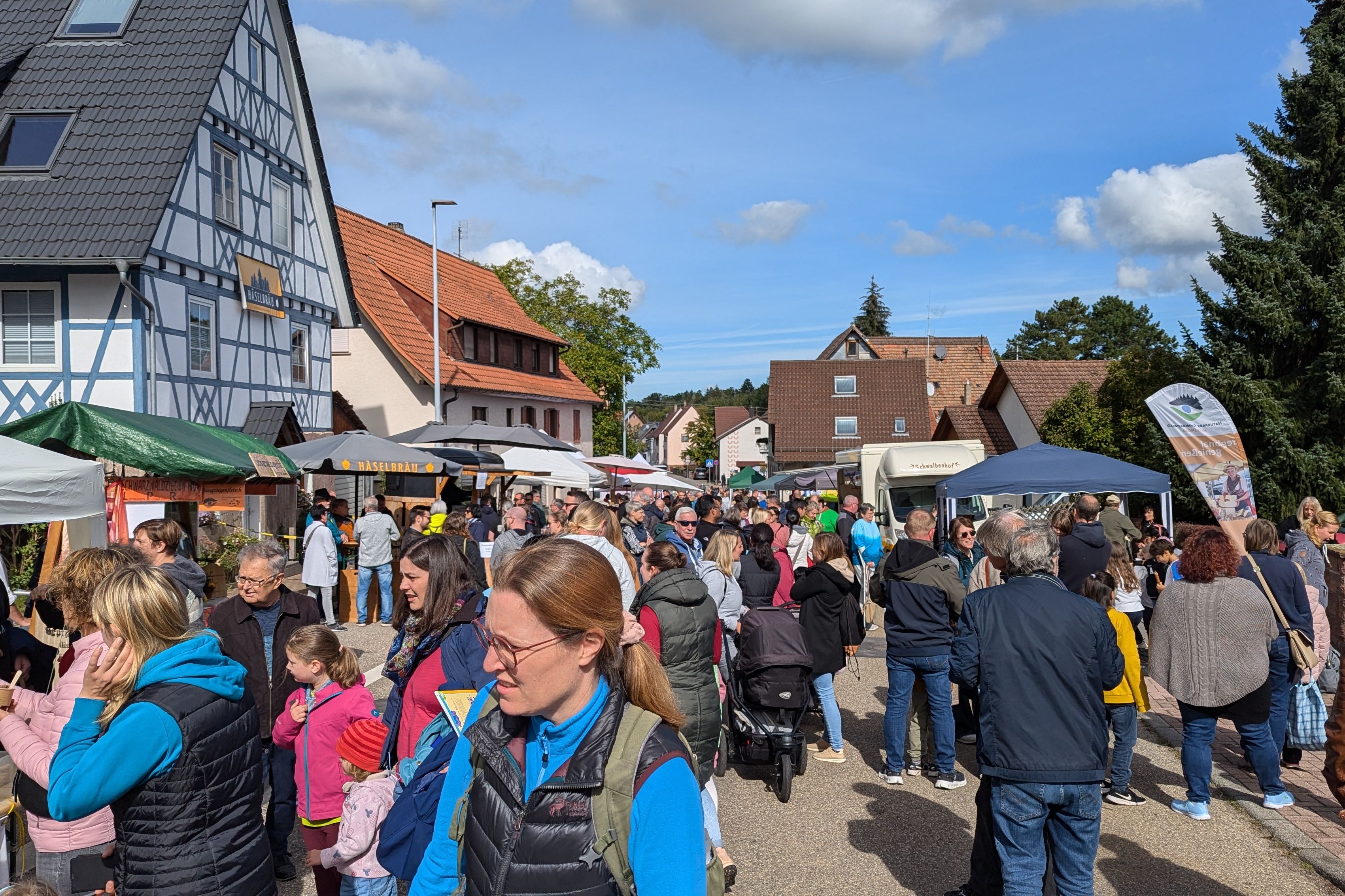 Viele Besucherinnen und Besucher auf dem Naturpark-Markt.