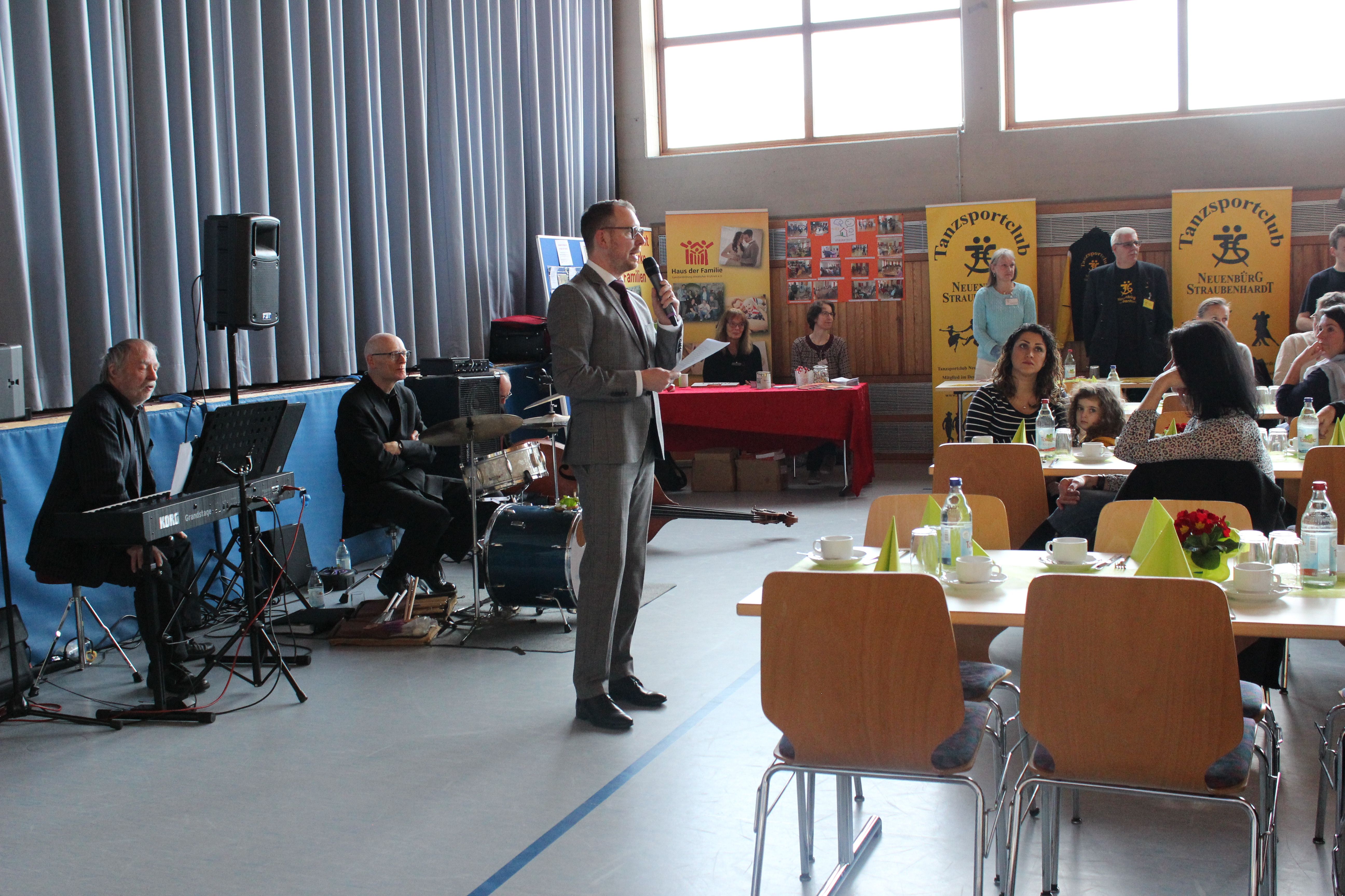 Bürgermeister Helge Viehweg begrüßt die Gäste. Fotos: Gemeinde