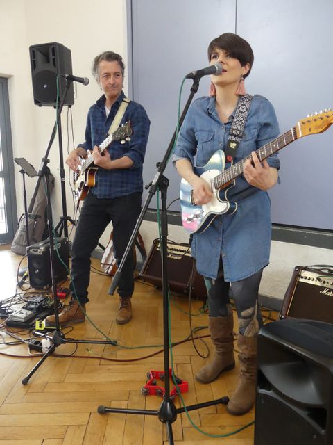 Neu zugezogen und schon musiziert: Das Künstlerpaar Steffi und Michael Bär begeisterte beim Neubürgerlunch. Fotos: Gemeinde