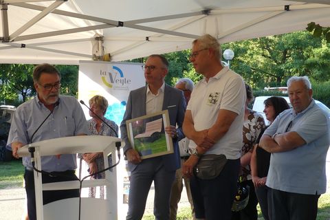 Hans Vester (links) bei der Geschenkübergabe an Christophe Greffet im Beisein von Komiteevorsitzendem Jürgen Dräger (von links). Fotos: Molnar