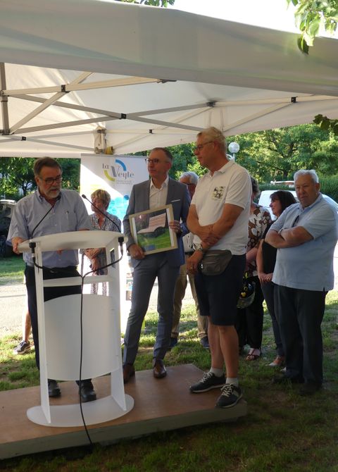 Hans Vester (links) bei der Geschenkübergabe an Christophe Greffet im Beisein von Komiteevorsitzendem Jürgen Dräger (von links). Fotos: Molnar