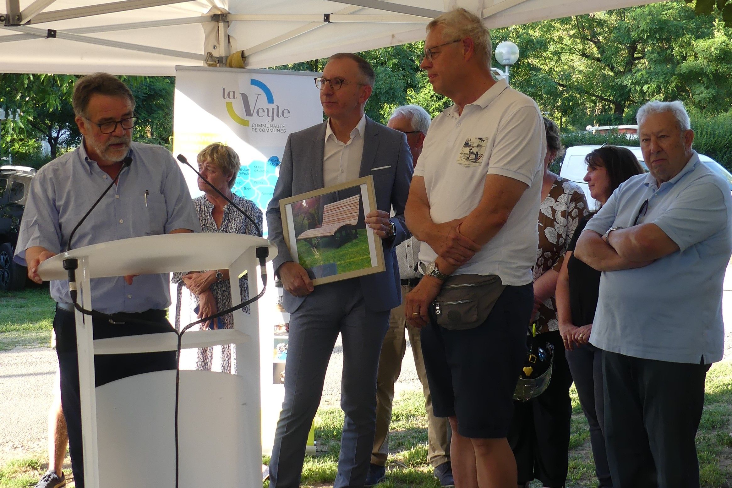 Hans Vester (links) bei der Geschenkübergabe an Christophe Greffet im Beisein von Komiteevorsitzendem Jürgen Dräger (von links). Fotos: Molnar
