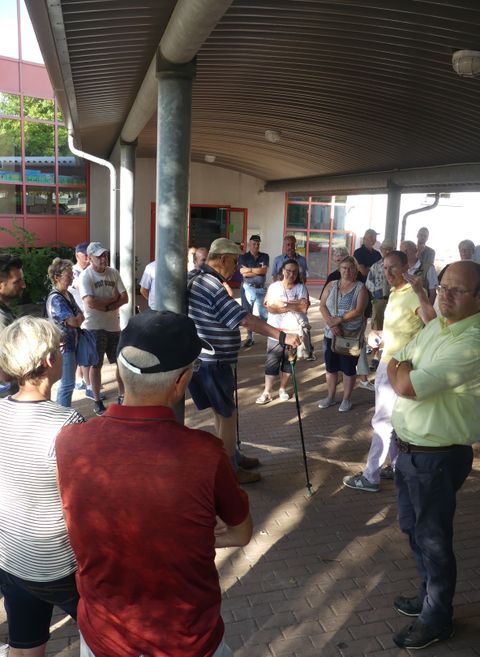 Schon beim Start an der Grundschule stellten die Besucher*innen viele Fragen an Bürgermeister Helge Viehweg (2. von rechts). Fotos: Molnar
