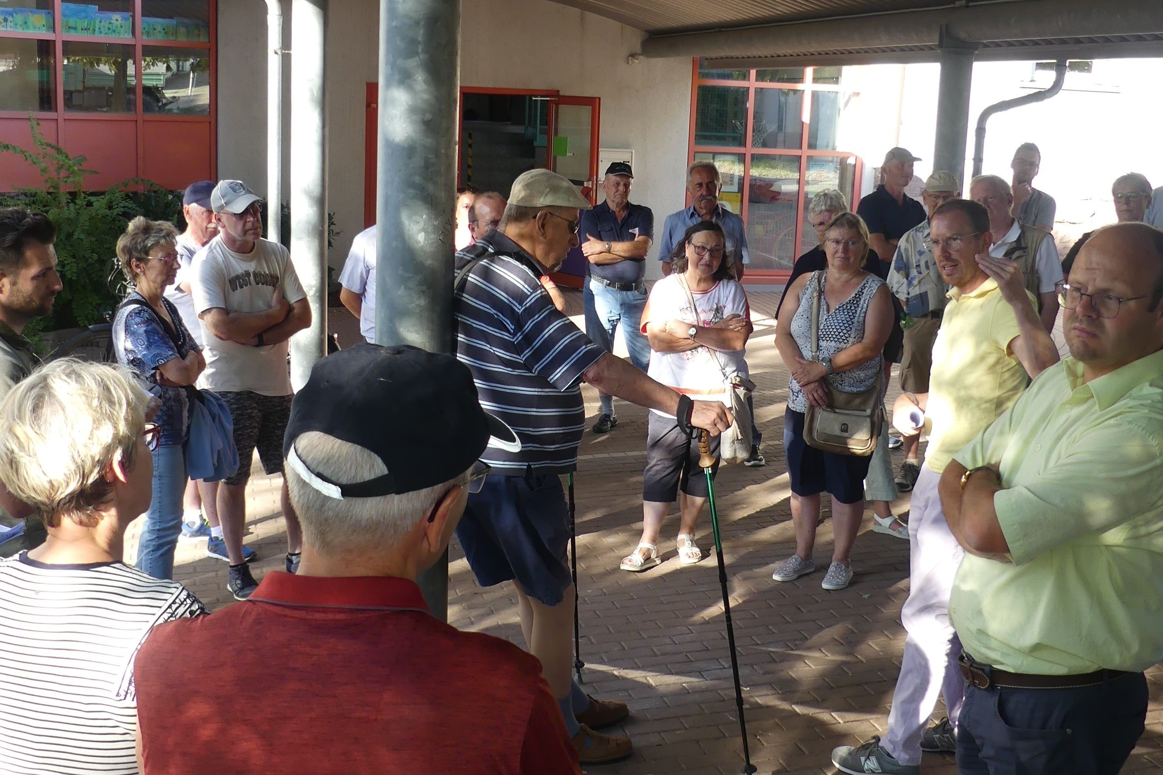 Schon beim Start an der Grundschule stellten die Besucher*innen viele Fragen an Bürgermeister Helge Viehweg (2. von rechts). Fotos: Molnar
