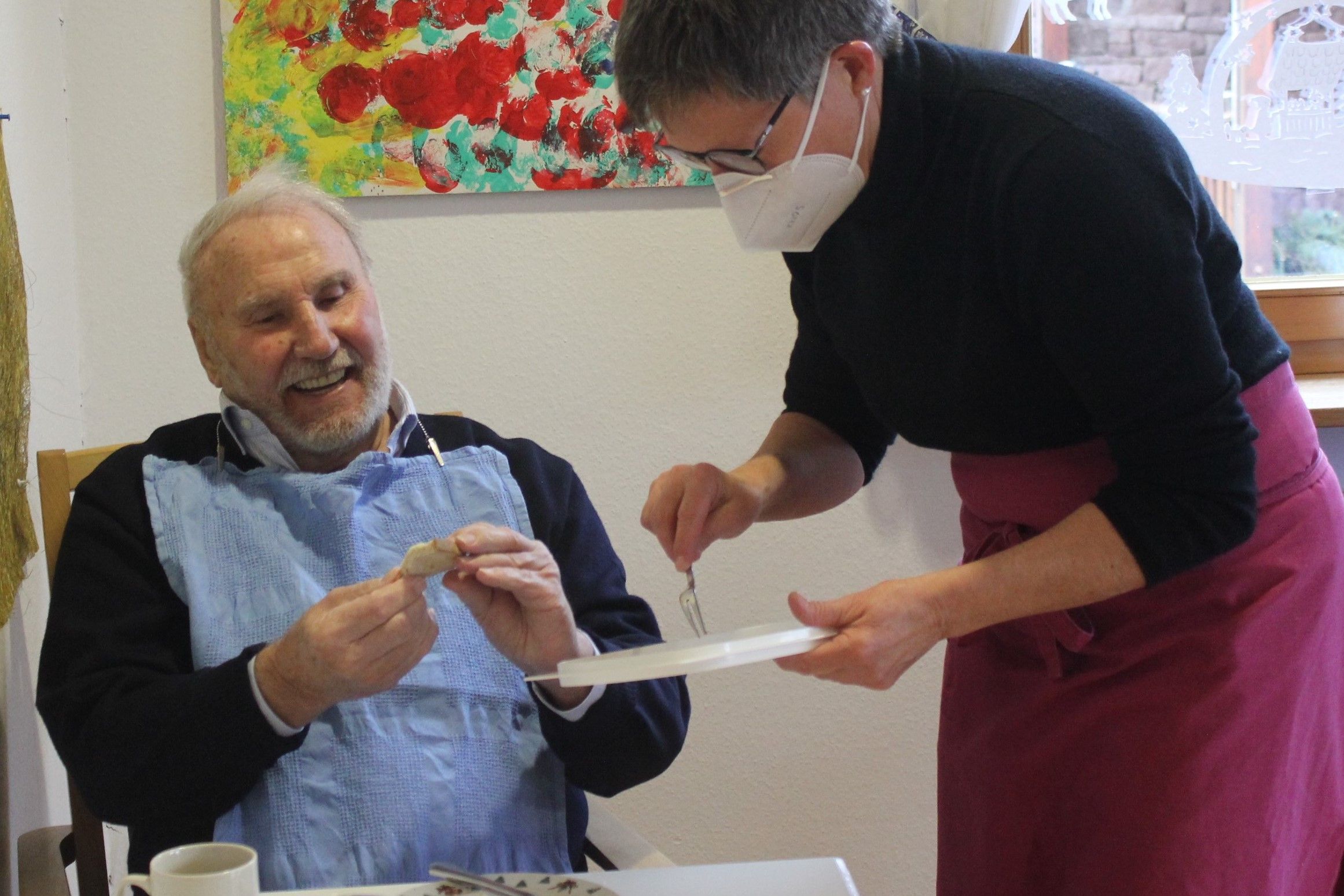 Im Einsatz: Beate Müller von der Tagespflege kümmert sich um das Frühstück eines Tagesgastes. Foto: Koch