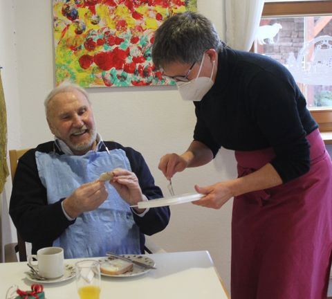 Im Einsatz: Beate Müller von der Tagespflege kümmert sich um das Frühstück eines Tagesgastes. Foto: Koch
