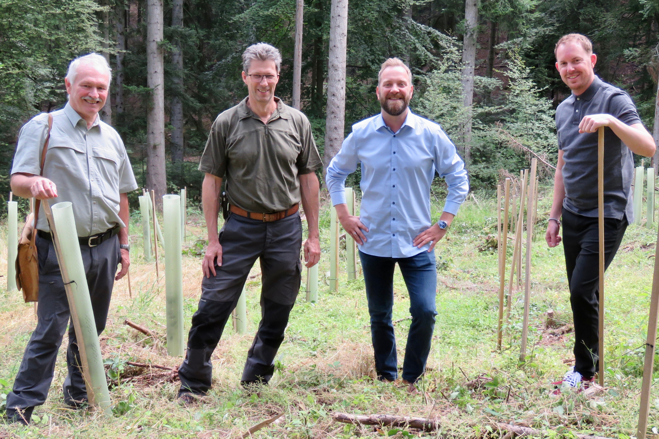 Fritz Kramer von der Schutzgemeinschaft Deutscher Wald, Forstrevierleiter Michael Bruder, Boris Heller, technischer Geschäftsführer der GVP, und Helge Viehweg Bürgermeister der Gemeinde Straubenhardt beim Pflanzen der Bäume. (von links)