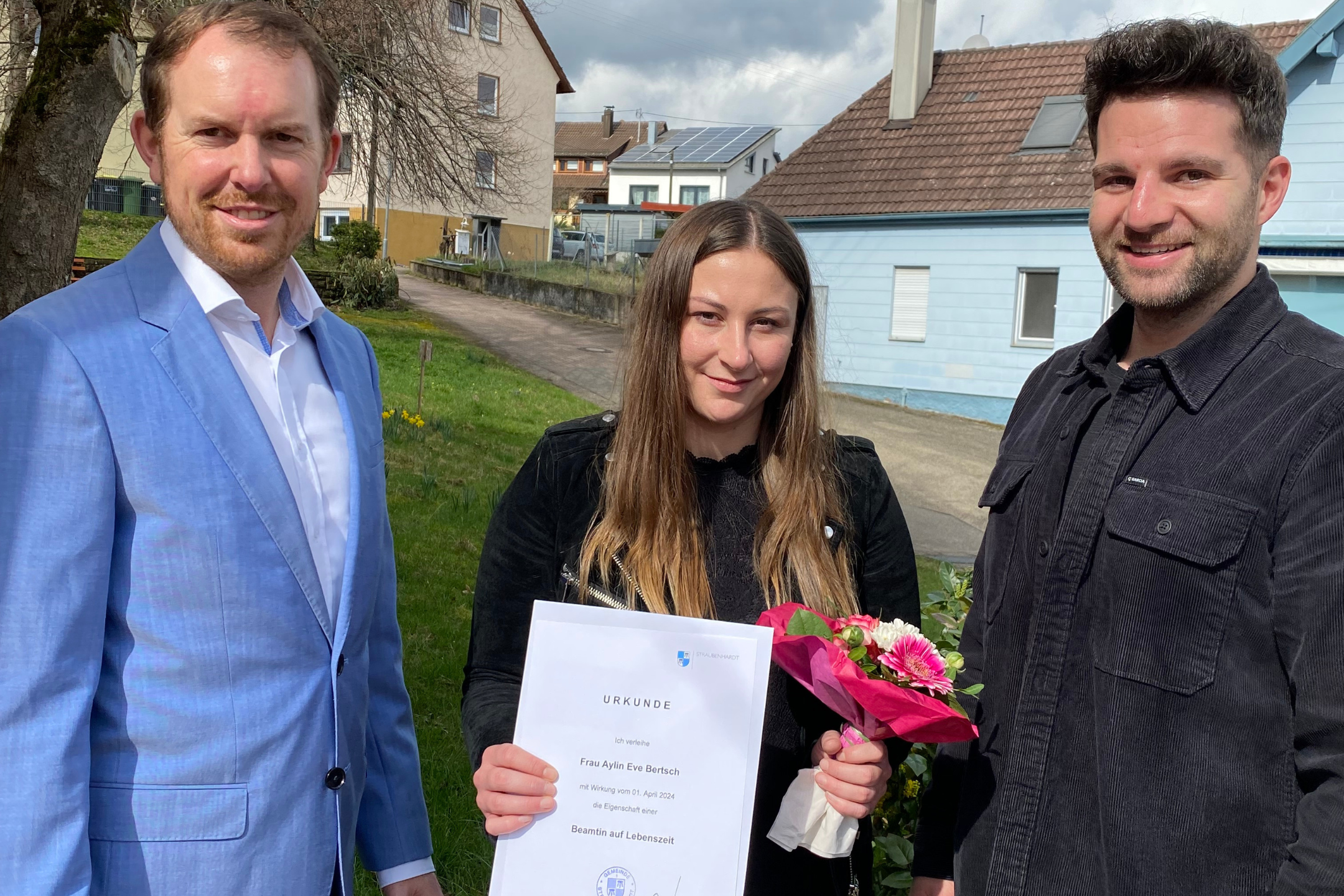 Bürgermeister Helge Viehweg überreichte zusammen mit Fachbereichsleiter Benedikt Lorsch (rechts) die Ernennungsurkunde zur Beamtin auf Lebenszeit. 