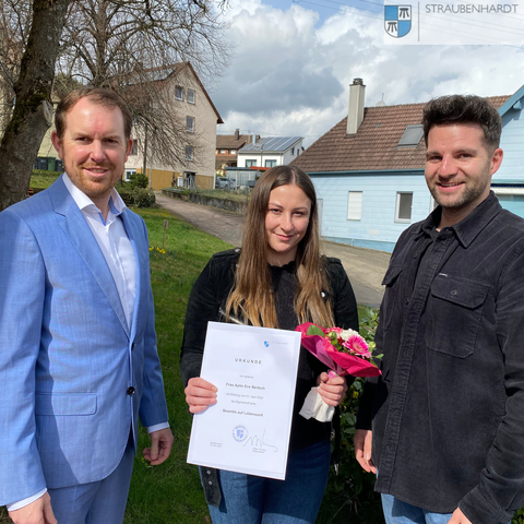 Bürgermeister Helge Viehweg überreichte zusammen mit Fachbereichsleiter Benedikt Lorsch (rechts) die Ernennungsurkunde zur Beamtin auf Lebenszeit.