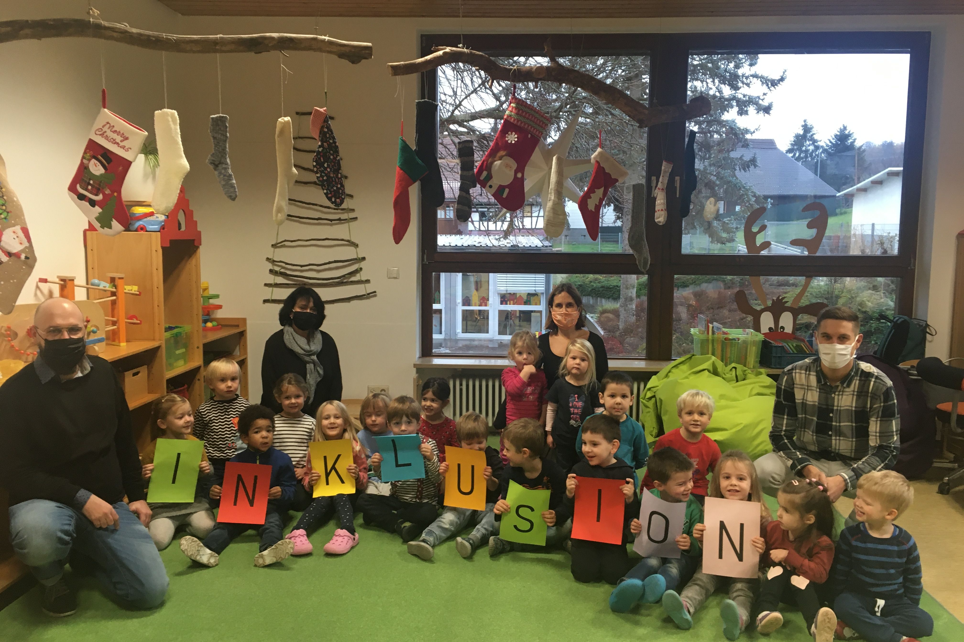 Kinder der Kita Wirbelwind und von links: Einrichtungsleiter Philipp Wöhr, Integrationskraft Silvia Becht, Erzieherin Jeanette Pfeifer, Abteilungsleiter Kinder, Jugend und Familie, Rouven Rudisile. Foto: Gemeinde Straubenhardt