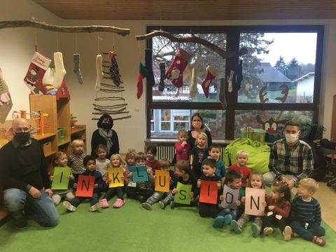 Kinder der Kita Wirbelwind und von links: Einrichtungsleiter Philipp Wöhr, Integrationskraft Silvia Becht, Erzieherin Jeanette Pfeifer, Abteilungsleiter Kinder, Jugend und Familie, Rouven Rudisile. Foto: Gemeinde Straubenhardt
