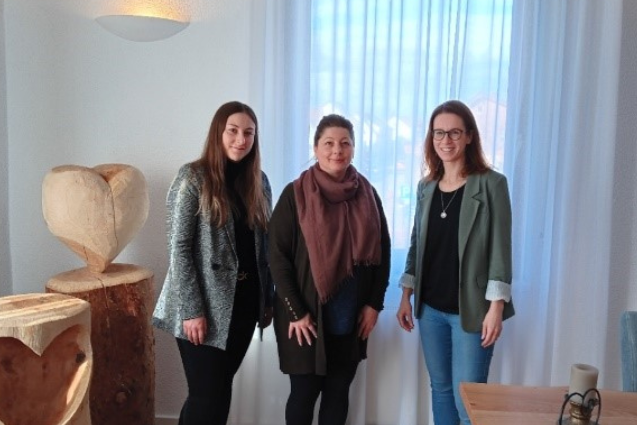 Aylin Bertsch, die Leiterin des Bürgerservice und der Ordnung (links), empfängt gemeinsam mit der Standesbeamtin Jessica Drescher (rechts) Manuela Höhne.