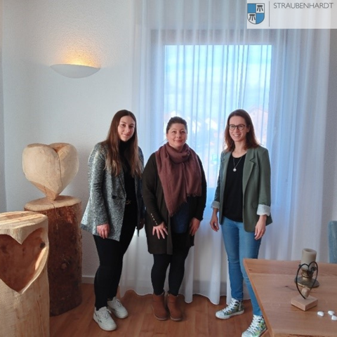 Aylin Bertsch, die Leiterin des Bürgerservice und der Ordnung (links), empfängt gemeinsam mit der Standesbeamtin Jessica Drescher (rechts) Manuela Höhne.