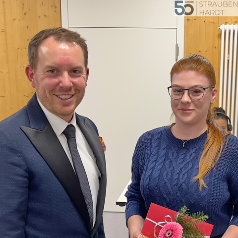 Bürgermeister Helge Viehweg verabschiedet Charlotté Föller in der letzten Gemeinderatssitzung.