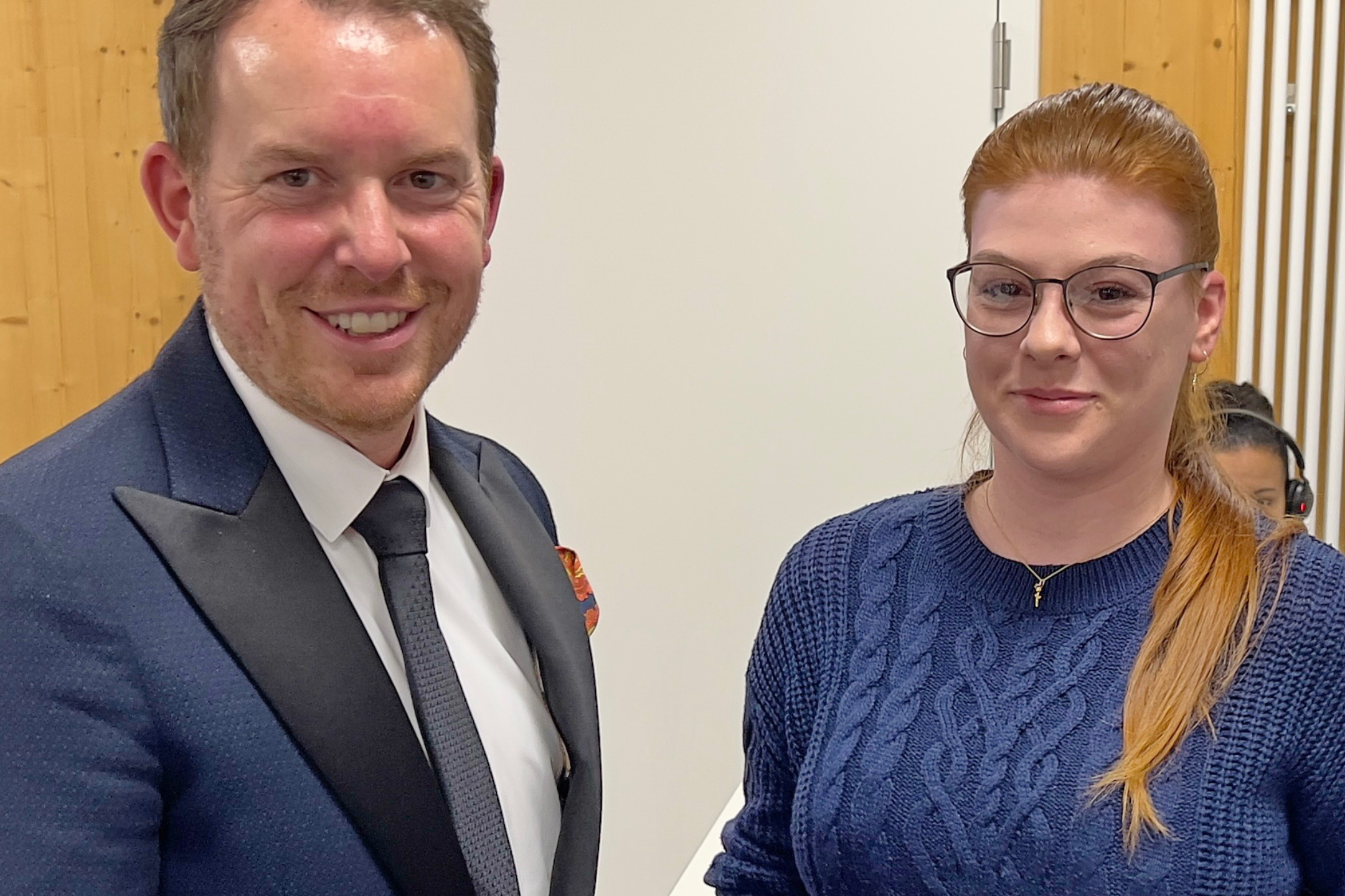 Bürgermeister Helge Viehweg verabschiedet Charlotté Föller in der letzten Gemeinderatssitzung.