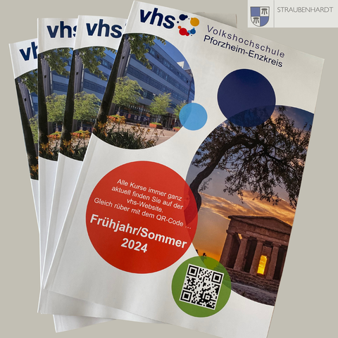 Das neue Programm der Volkshochschule liegt nun in allen Rathäusern aus.