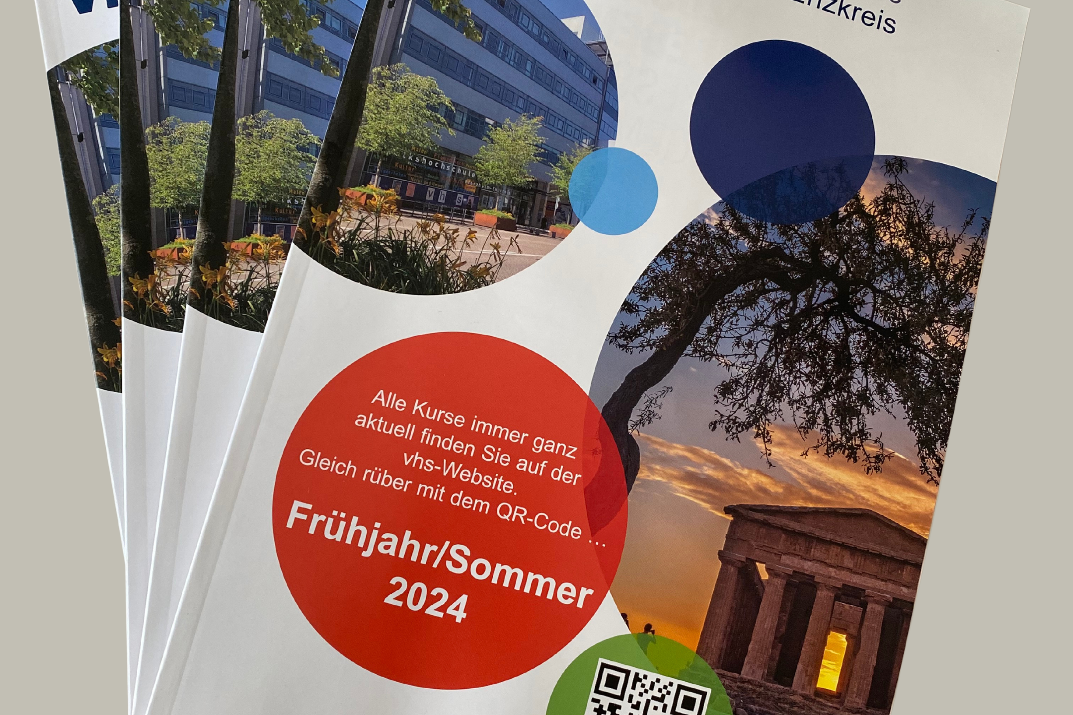 Das neue Programm der Volkshochschule liegt nun in allen Rathäusern aus.