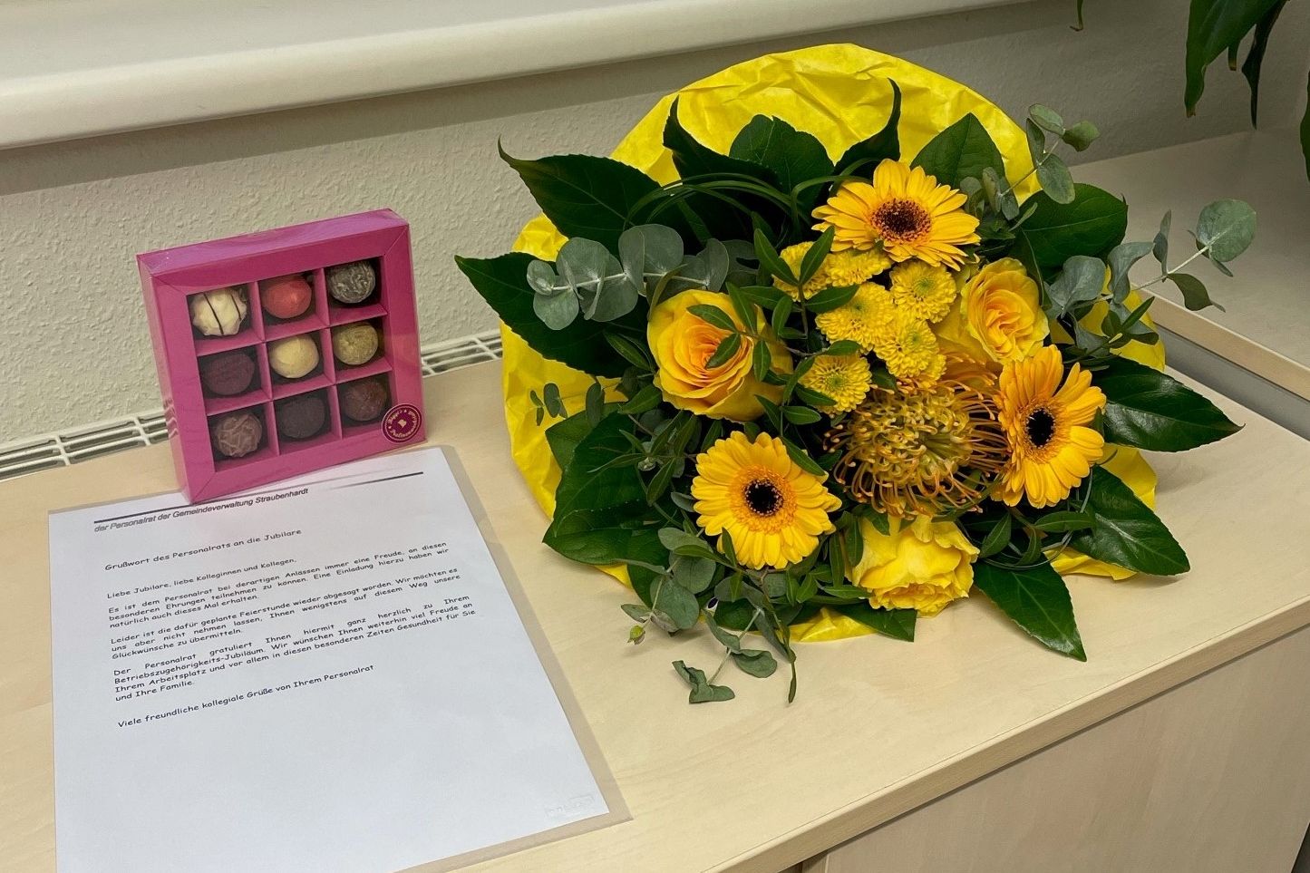 Blumen, Pralinen und ein großes Dankeschön gab es für die Jubilar*innen der Gemeinde Straubenhardt (im Bild die Präsente für die abwesenden Mitarbeiterinnen Eva Vollmer und Elisabeth Schönthaler). Fotos: Gemeinde