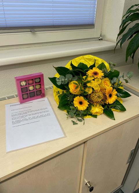 Blumen, Pralinen und ein großes Dankeschön gab es für die Jubilar*innen der Gemeinde Straubenhardt (im Bild die Präsente für die abwesenden Mitarbeiterinnen Eva Vollmer und Elisabeth Schönthaler). Fotos: Gemeinde