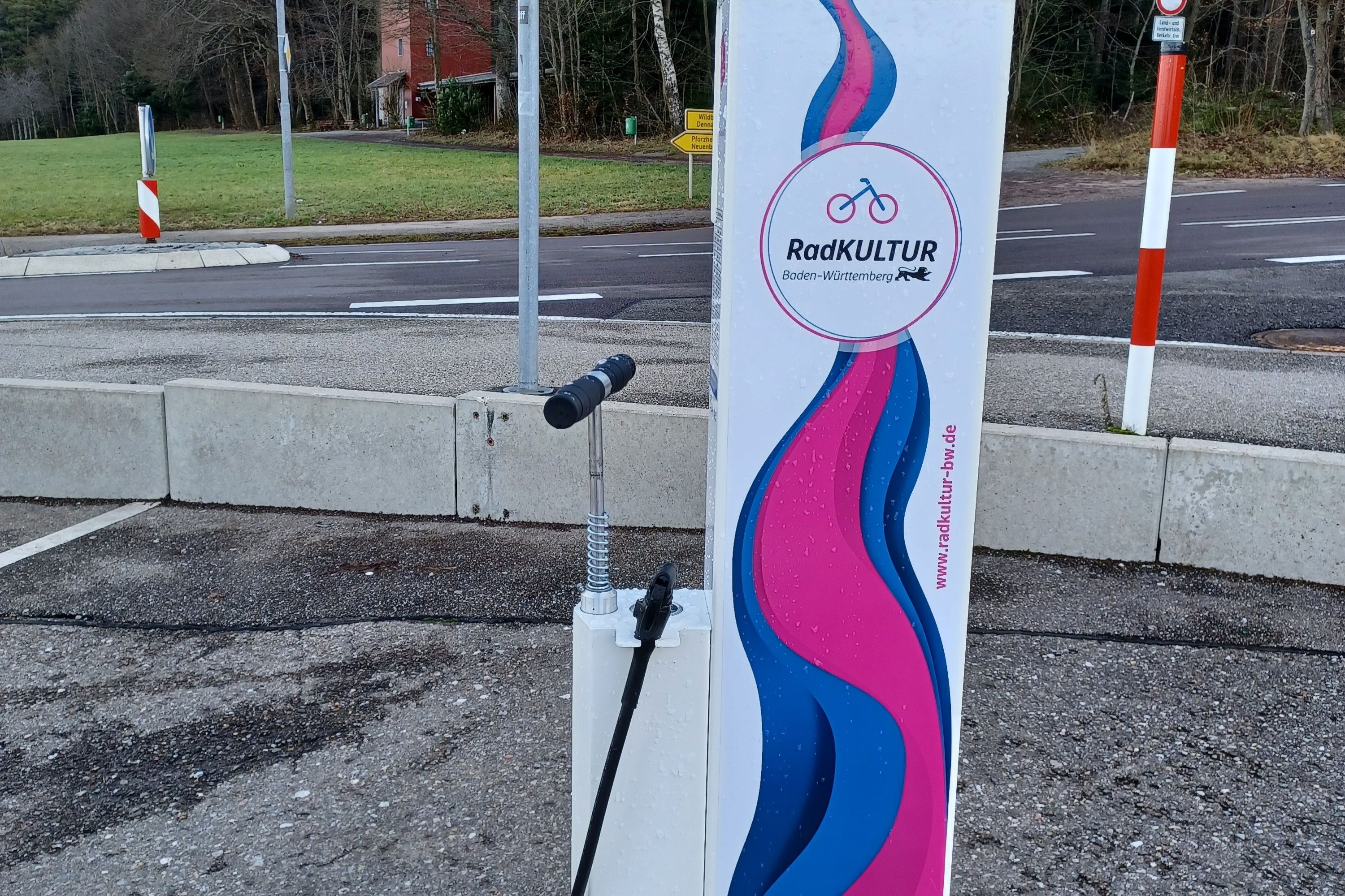 Die Radservice-Station hält wichtige Hilfsmittel für kleine Reparaturen bereit.