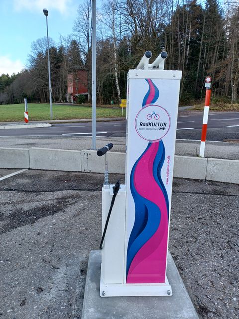 Die Radservice-Station hält wichtige Hilfsmittel für kleine Reparaturen bereit.