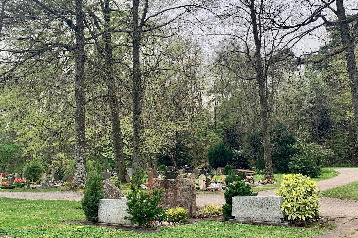 Wir bitten um Verständnis, dass unzulässiger Grabschmuck auf den genannten Gräbern entsorgt werden muss.