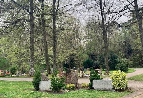 Wir bitten um Verständnis, dass unzulässiger Grabschmuck auf den genannten Gräbern entsorgt werden muss.