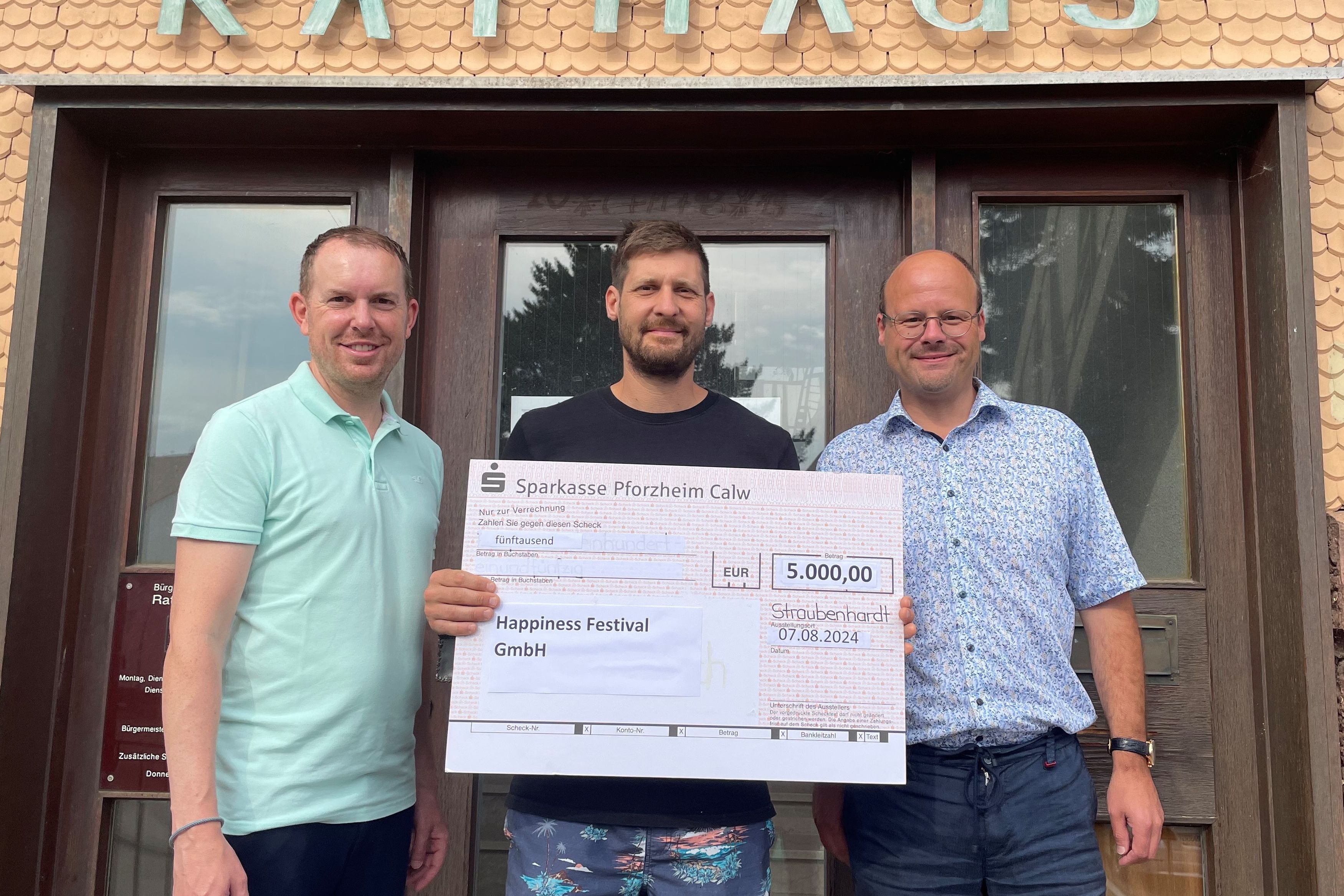 Bürgermeister Helge Viehweg, Festivalveranstalter Benjamin Stieler (Mitte), sowie Fachbereichsleiter Jörg Bischoff (rechts) sind sich einig, dass das Geld bei der Kita Schwann eine gute Verwendung finden wird.