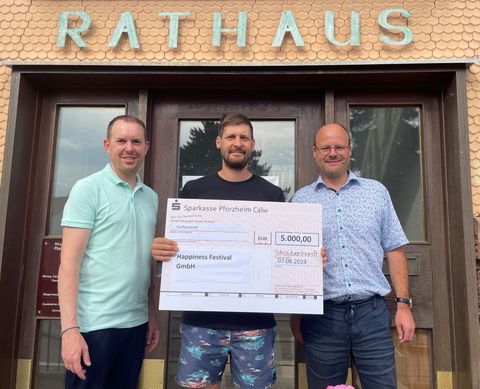 Bürgermeister Helge Viehweg, Festivalveranstalter Benjamin Stieler (Mitte), sowie Fachbereichsleiter Jörg Bischoff (rechts) sind sich einig, dass das Geld bei der Kita Schwann eine gute Verwendung finden wird.