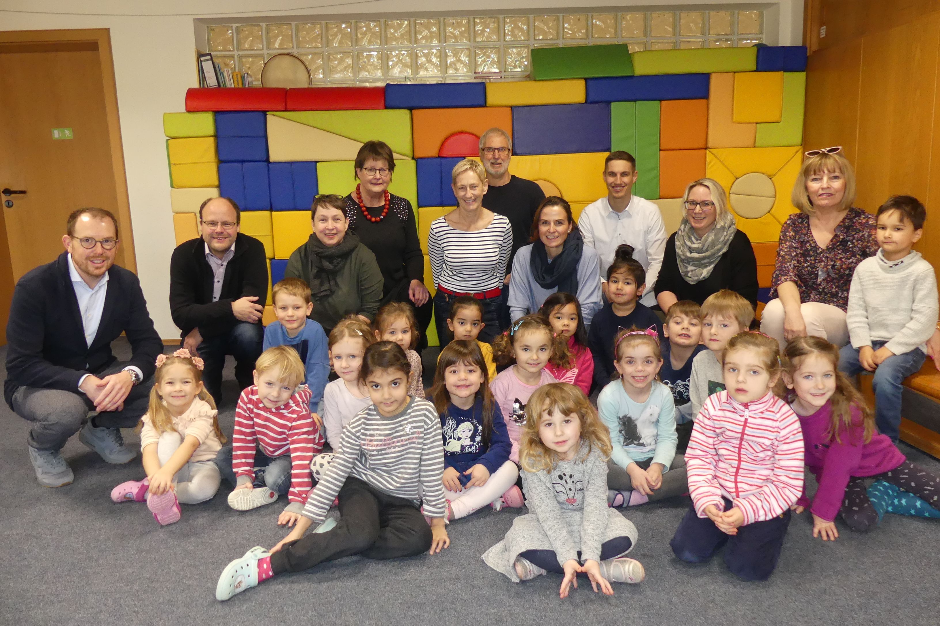 Über die großzügige Spende von Gabi und Helmut Riegsinger (5. und 6. von links hinten) freuten sich die Kindergartenkinder und Vertreter der Einrichtungen. Foto: Gemeinde