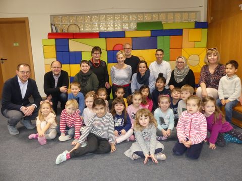 Über die großzügige Spende von Gabi und Helmut Riegsinger (5. und 6. von links hinten) freuten sich die Kindergartenkinder und Vertreter der Einrichtungen. Foto: Gemeinde