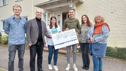 Karin Serr-Büttner, Anja Bachmann und Rouven Rudisile überreichten den symbolischen Spendenscheck an Katharina Haug, David Gerlach und Alexander Gripentrog (von rechts). 