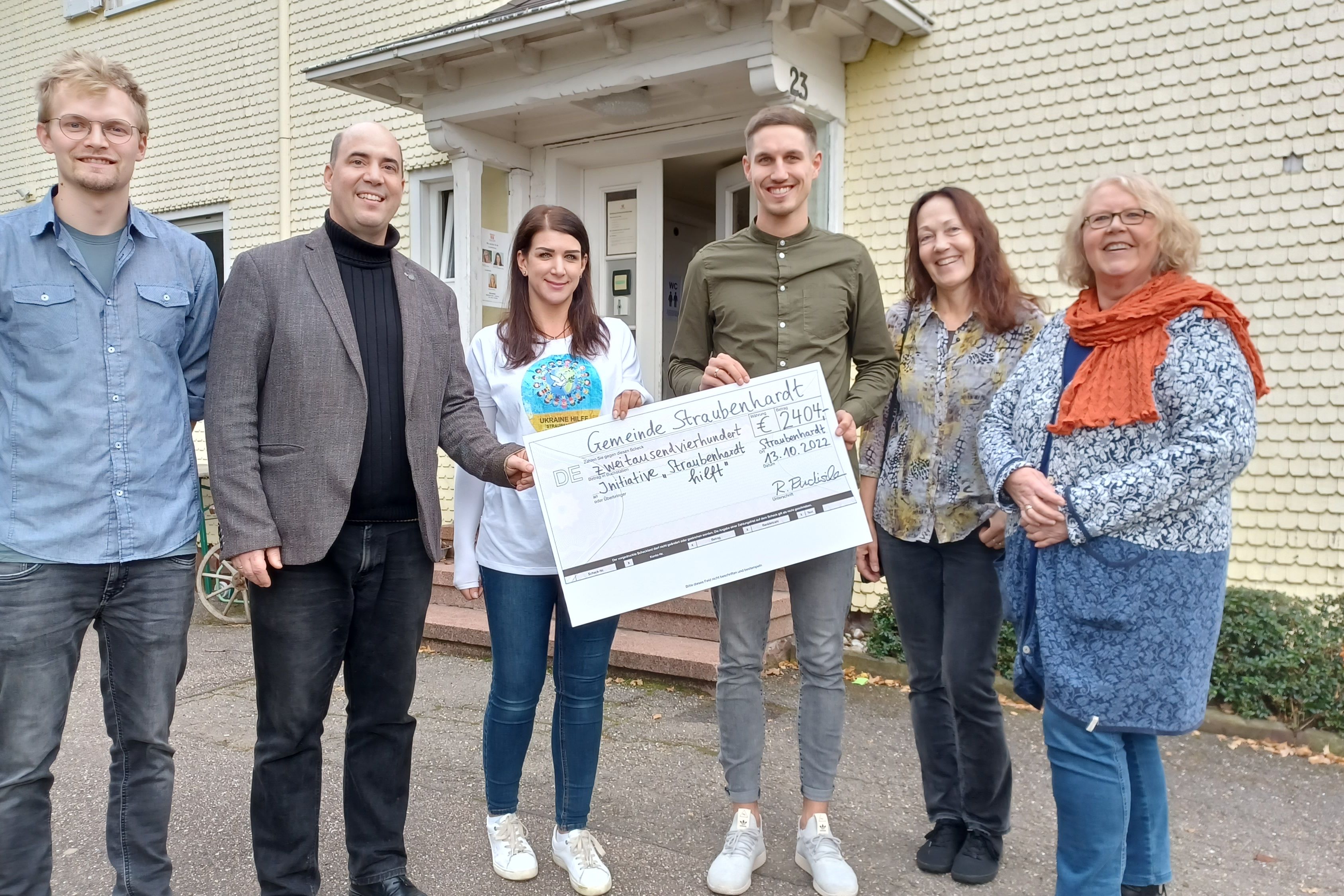Karin Serr-Büttner, Anja Bachmann und Rouven Rudisile überreichten den symbolischen Spendenscheck an Katharina Haug, David Gerlach und Alexander Gripentrog (von rechts).
