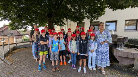 Treffpunkt am Rathaus: Am ersten Tag ging es mit dem Bus zum Kommunalen Kino nach Pforzheim, wo die Kinder einen tollen Vormittag erlebten. Die roten Kappen wurden dankenswerterweise von der Sparkasse Conweiler gesponsert. 
