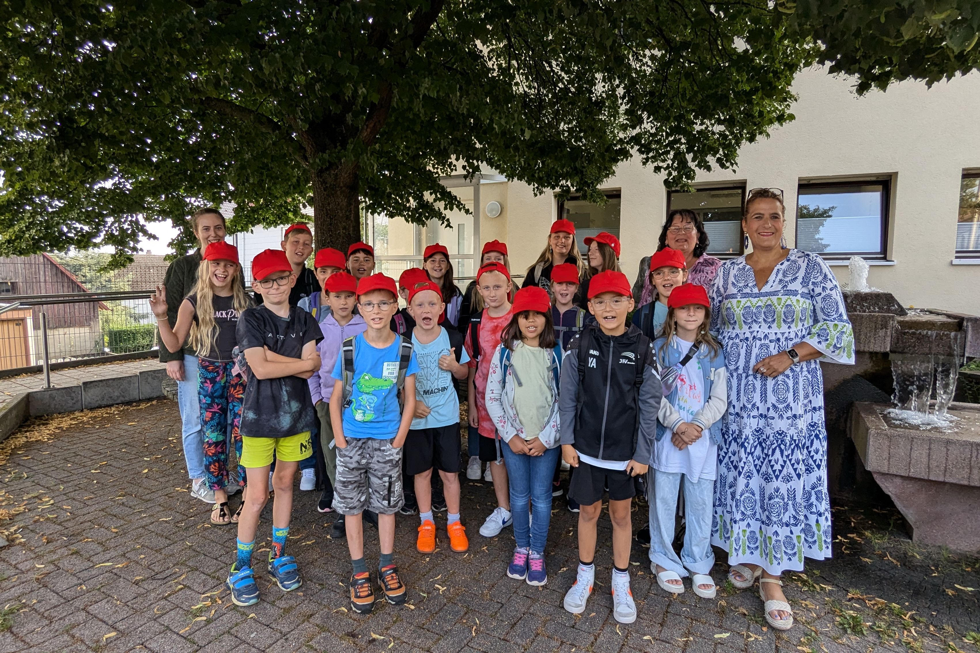 Treffpunkt am Rathaus: Am ersten Tag ging es mit dem Bus zum Kommunalen Kino nach Pforzheim, wo die Kinder einen tollen Vormittag erlebten. Die roten Kappen wurden dankenswerterweise von der Sparkasse Conweiler gesponsert.