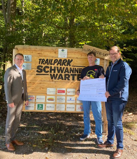 Tino Stutz ( Kommunalberater der Netze BW) überreicht Frederic Trautz (Vorsitzender des Schwarzwaldverein Straubenhardt) den Spendenscheck, Bürgermeister Helge Viehweg lobt die Aktion (von rechts)
