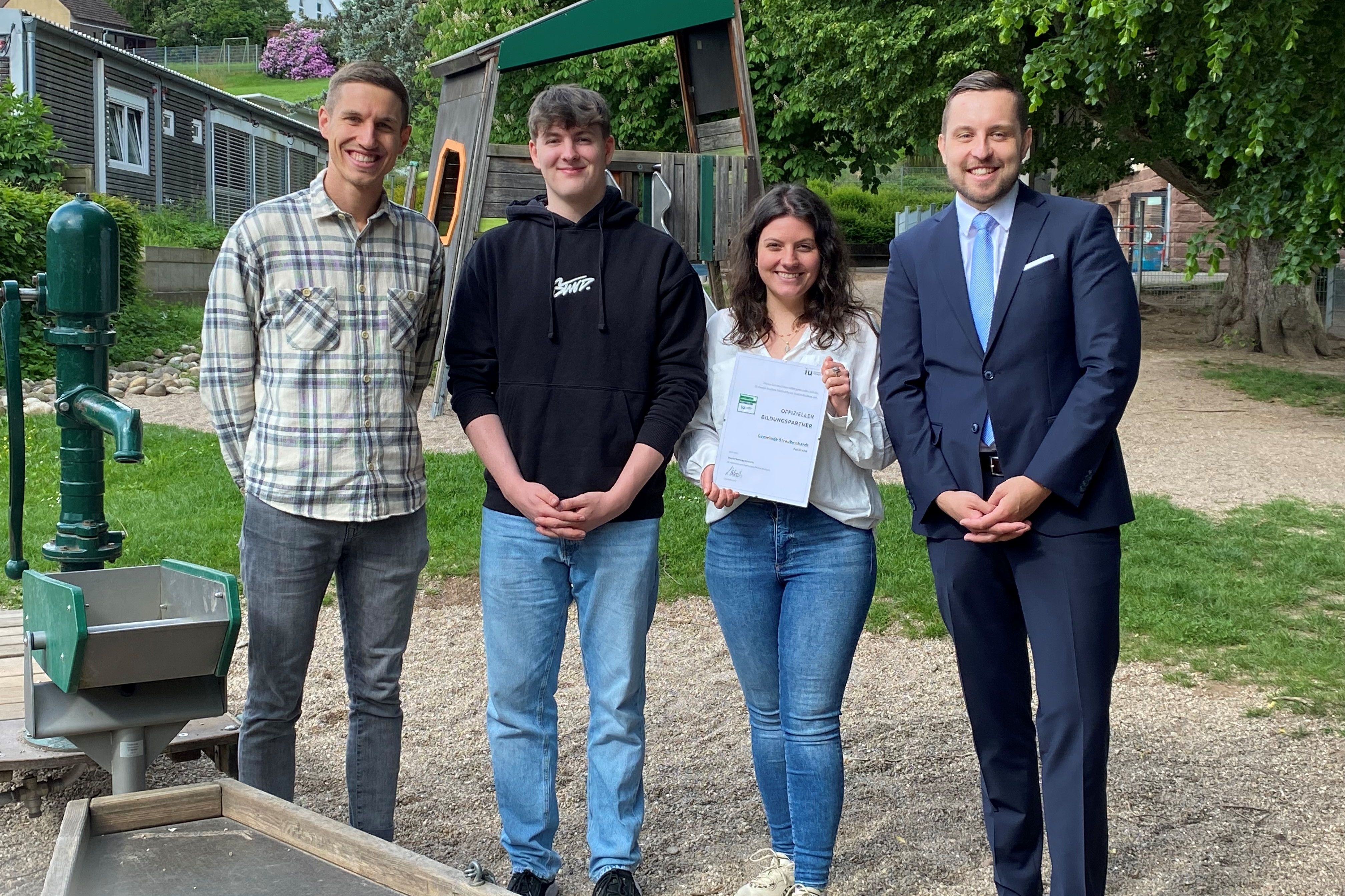 v. li.: Rouven Rudisile (Abteilungsleitung Bildung, Familie und Kultur), Jonas Härter, Esther Feiler (Kita-Leitung „Wirbelwind“), Samuel Henninger (Studienberater Hochschule Karlsruhe); nicht auf dem Bild: Katharina Ignatenko